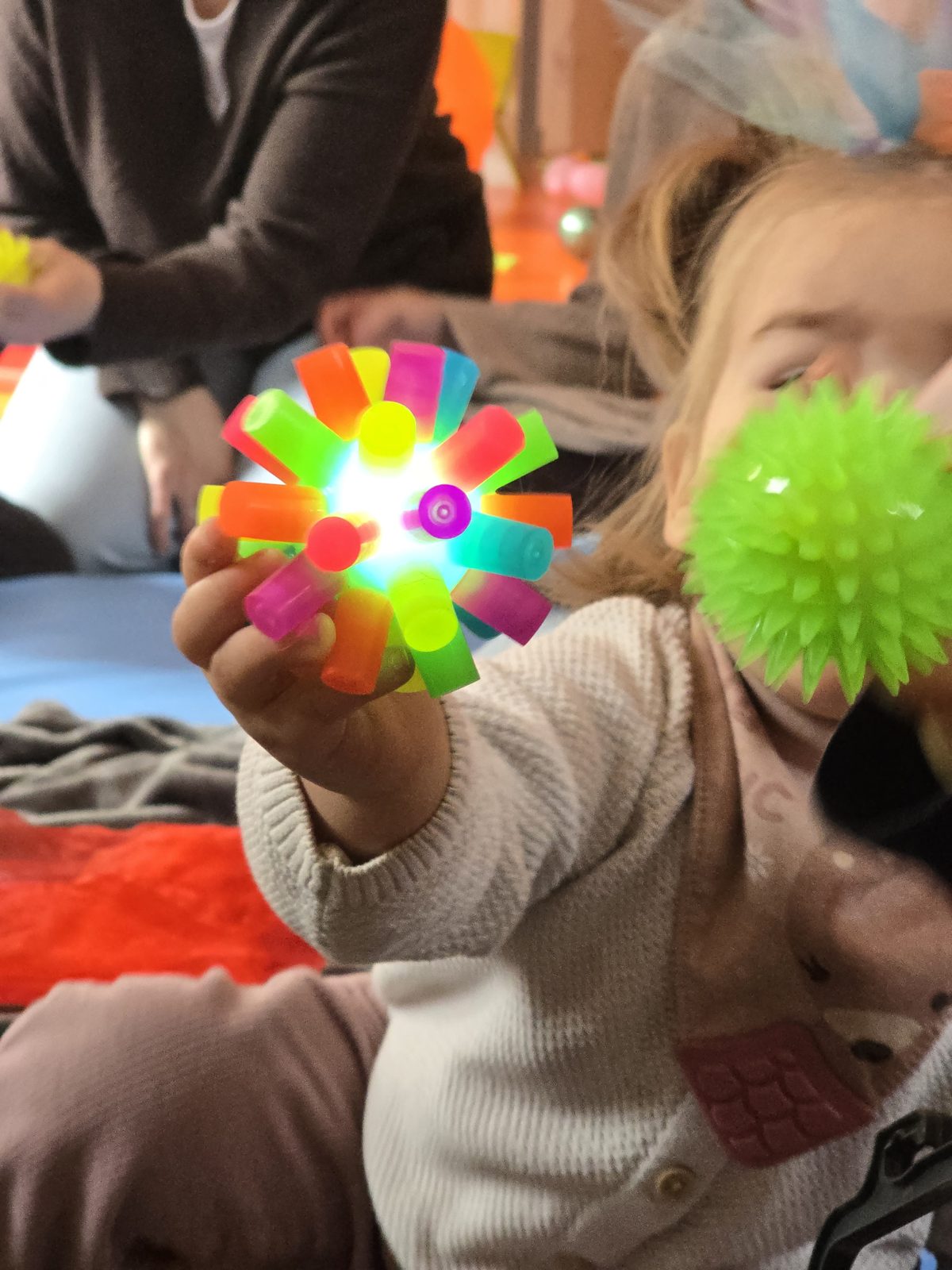 Un enfant explore une activité sensorielle colorée